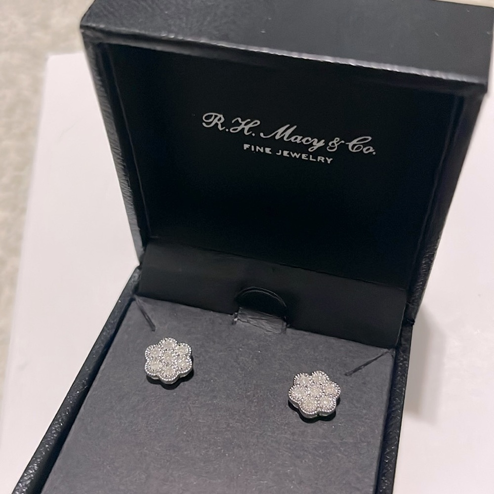 NIB EFfY- Diamond Cluster Earrings